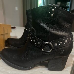 Ladies Born Boots size 9
